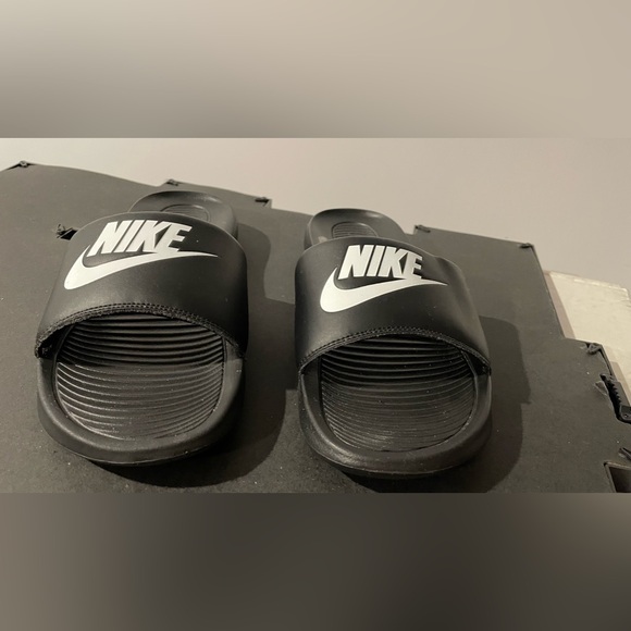 Nike men’s slippers size10, almost new - Picture 4 of 5
